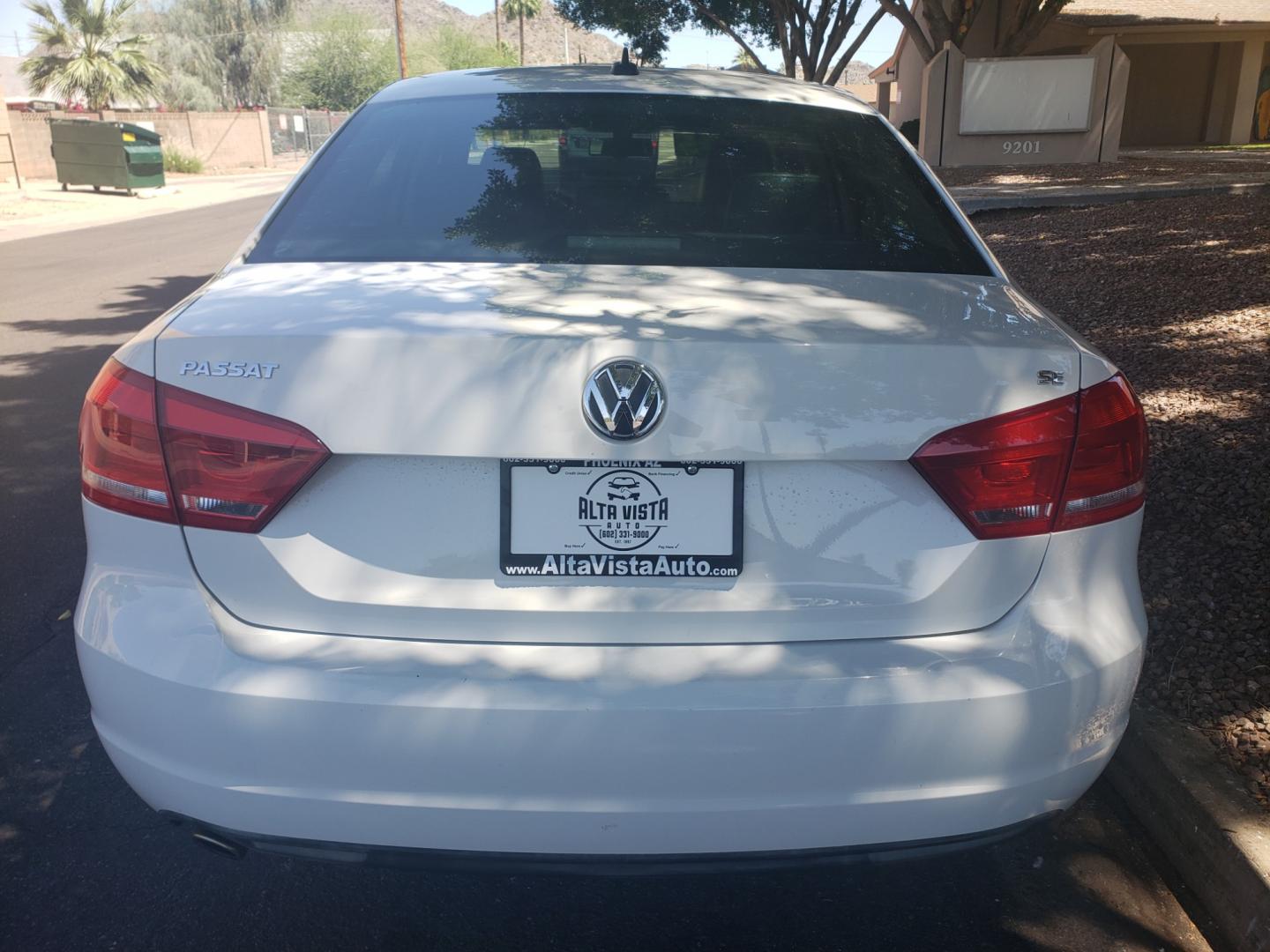 2013 WHITE /gray and black Volkswagen Passat se (1VWBP7A31DC) with an 2.5 l5 engine, 6-Speed Automatic transmission, located at 323 E Dunlap Ave., Phoenix, AZ, 85020, (602) 331-9000, 33.567677, -112.069000 - 2013 Volkswagen Passat SE,........ EXCELLENT condition,......A Real Must See!!.... No accidents, Ice cold ac, Touch Screen Stereo/CD Player, Satellite compatible, Bluetooth, Phone sync, Clean Black and Gray interior with Black Leather seats in near perfect condition, power windows, power door locks, - Photo#7